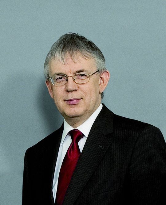 „Höhere Anforderungen an die Abwicklungskompetenz sind für den deutschen Großanlagenbau generell gut.“ Dipl.-Ing. Helmut Knauthe (Bild: Uhde) „Höhere Anforderungen an die Abwicklungskompetenz sind für den deutschen Großanlagenbau generell gut.“ Dipl.-Ing. Helmut Knauthe (Bild: Uhde)