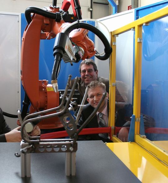 Die Schweißzelle ist gerade für kleinere Schweißbetriebe interessant, denn der Schweißroboter liefert rund um die Uhr immer gleichbleibende Qualität. Zudem hat sich die Zelle rasch amortisiert. Bild: Blumenbecker Die Schweißzelle ist gerade für kleinere Schweißbetriebe interessant, denn der Schweißroboter liefert rund um die Uhr immer gleichbleibende Qualität. Zudem hat sich die Zelle rasch amortisiert. Bild: Blumenbecker