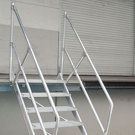 Mobile und stationäre Industrie-Treppen für alle Fälle
