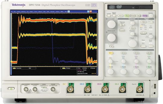 Das DPO7254 von Tektronix: Zur Kommunikation mit dem Oszilloskop gehören die Bedienelemente, um wesentliche Einstellungen am Eingangssignal vorzunehmen Das DPO7254 von Tektronix: Zur Kommunikation mit dem Oszilloskop gehören die Bedienelemente, um wesentliche Einstellungen am Eingangssignal vorzunehmen