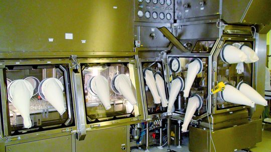 Die Isolatoren bei Haupt Pharma werden mit gasförmigem Wasserstoffperoxid sterilisiert. Durch kleinste Lecks könnte das gesundheitsgefährdende Gas nach außen gelangen. (Bild: Haupt Pharma)