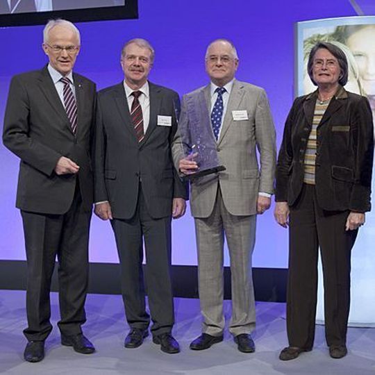 NRW-Ministerpräsident Jürgen Rüttgers (li) und NRW-Wirtschaftsministerin Christa Thoben überreichten den Innovations-Förderpreis an Dr. Theodor Gräbener (3.v.li) und Dieter Kapp. Bild: Gräbener NRW-Ministerpräsident Jürgen Rüttgers (li) und NRW-Wirtschaftsministerin Christa Thoben überreichten den Innovations-Förderpreis an Dr. Theodor Gräbener (3.v.li) und Dieter Kapp. Bild: Gräbener