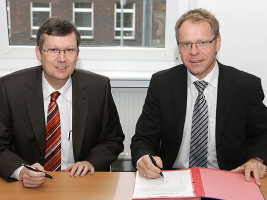 Dr. Axel Göhrt, Geschäftsführer Ineos Nova, (links) und Dr. Andreas Bonhoff, Geschäftsführer Infracor, haben die Verlängerung um drei Jahre besiegelt. (Bild: Infracor)