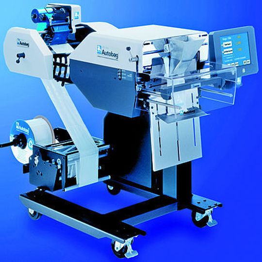 Die halb- oder vollautomatisch zu betreibende HD-Verpackungsmaschine AB 180 zur Verarbeitung von Hochleistungsfolien zu Beuteln in verschiedensten Formaten, Ausführungen und Materialien. Bild: Automated Packaging Systems Die halb- oder vollautomatisch zu betreibende HD-Verpackungsmaschine AB 180 zur Verarbeitung von Hochleistungsfolien zu Beuteln in verschiedensten Formaten, Ausführungen und Materialien. Bild: Automated Packaging Systems