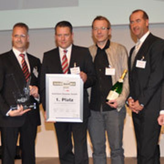 Sessner-Chef Jens Carsten Bergmann und sein Team freuen sich über den Sieg. Sessner-Chef Jens Carsten Bergmann und sein Team freuen sich über den Sieg.