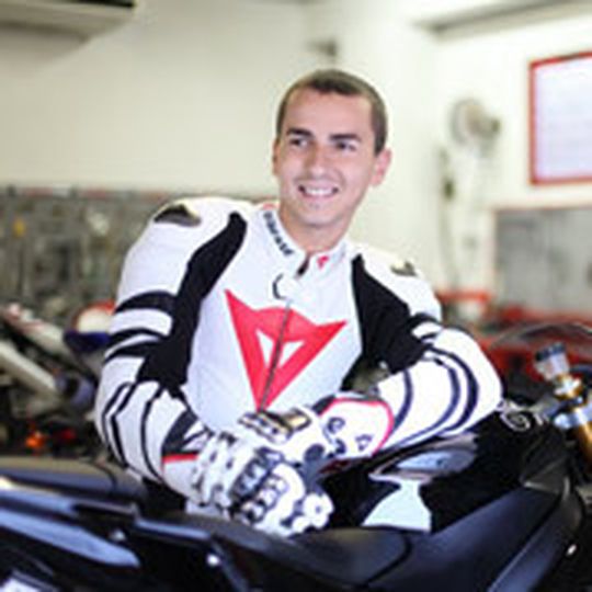 Der Mallorquiner Bikeprofi Jorge Lorenzo - perfekt nicht nur auf der Piste, sondern auch bei Marketingaktionen wie hier im D-Store Berlin. Der Mallorquiner Bikeprofi Jorge Lorenzo - perfekt nicht nur auf der Piste, sondern auch bei Marketingaktionen wie hier im D-Store Berlin.