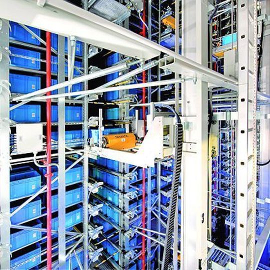 Das Hochleistungs-Kompaktlager- und Kommissioniersystem Multishuttle bewährt sich in der derzeit weltweit größten Anlage dieser Art mit 90 000 Behälterplätzen bei ZIL. Bild: Dematic Das Hochleistungs-Kompaktlager- und Kommissioniersystem Multishuttle bewährt sich in der derzeit weltweit größten Anlage dieser Art mit 90 000 Behälterplätzen bei ZIL. Bild: Dematic
