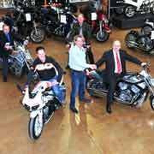 Tatort Harley Factory Frankfurt: Repräsentanten der Bundesfachschule nehmen die Maschinen in Besitz. Tatort Harley Factory Frankfurt: Repräsentanten der Bundesfachschule nehmen die Maschinen in Besitz.