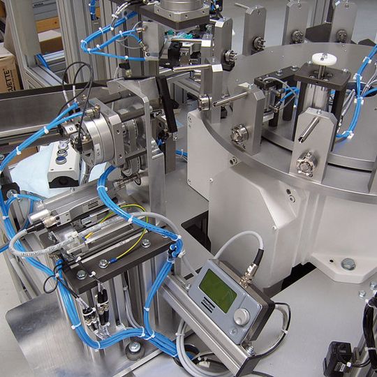 Bild 1: Die Rundtaktmaschine automatisiert die Fertigung von Sicherheitsprodukten für die venöse Blutentnahme. Bild: Manousek Bild 1: Die Rundtaktmaschine automatisiert die Fertigung von Sicherheitsprodukten für die venöse Blutentnahme. Bild: Manousek
