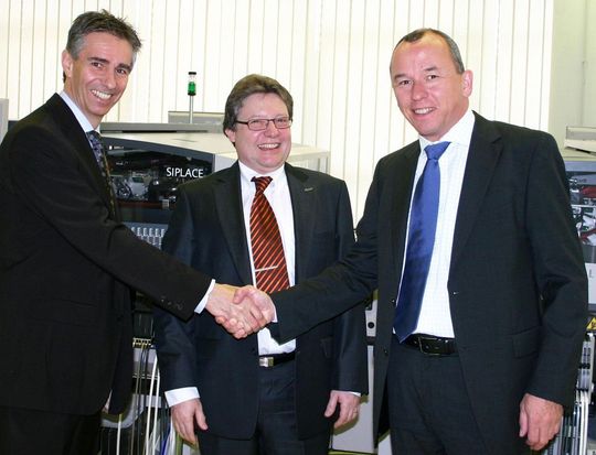 Beschlossene Sache: Ruedi Ryser, Geschäftsführer Hilpert electronics, Erich Harlacher, Siplace Vertriebsleiter Schweiz und Ralph Pötter, Leiter der globalen Sales-Organisation Beschlossene Sache: Ruedi Ryser, Geschäftsführer Hilpert electronics, Erich Harlacher, Siplace Vertriebsleiter Schweiz und Ralph Pötter, Leiter der globalen Sales-Organisation