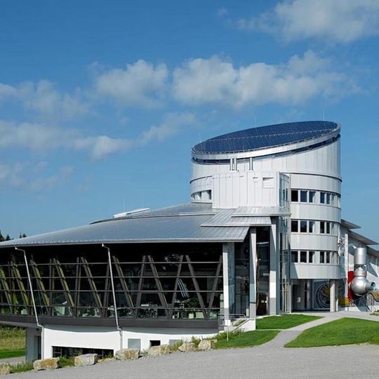 Bild 1: Die innovativ ausgerichtete Gebäudekonstruktion des Entwicklungszentrums wird überragt von einem Drehturm, auf dessen Dach eine Photovoltaik-Anlage installiert ist. Bild: Wittenstein Bild 1: Die innovativ ausgerichtete Gebäudekonstruktion des Entwicklungszentrums wird überragt von einem Drehturm, auf dessen Dach eine Photovoltaik-Anlage installiert ist. Bild: Wittenstein