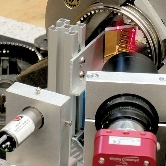 Prototyp zur Innenvermessung einer Getriebe-Schaltmuffe mit Lasertriangulations-Eintauchoptik. Bild: EHT Prototyp zur Innenvermessung einer Getriebe-Schaltmuffe mit Lasertriangulations-Eintauchoptik. Bild: EHT