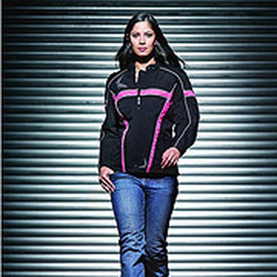 Schmetterlinge im Bauch und auf der Brust: die neue Triumph „Papillion“ für modebewusste Bikerinnen. Schmetterlinge im Bauch und auf der Brust: die neue Triumph „Papillion“ für modebewusste Bikerinnen.