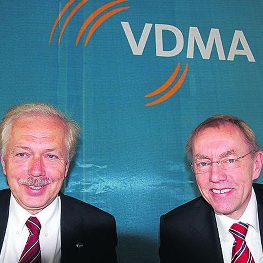 Dr. Hannes Hesse (links), Hauptgeschäftsführer des Verbandes Deutscher Maschinen- und Anlagenbau (VDMA), und VDMA-Chefökonom Dr. Ralph Wiechers (rechts), präsentierten die Branchenentwicklung. Bild: Schreier Dr. Hannes Hesse (links), Hauptgeschäftsführer des Verbandes Deutscher Maschinen- und Anlagenbau (VDMA), und VDMA-Chefökonom Dr. Ralph Wiechers (rechts), präsentierten die Branchenentwicklung. Bild: Schreier