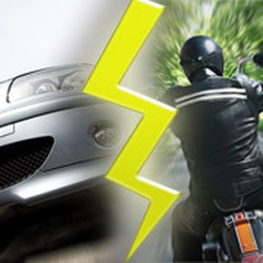 Konfliktpotenzial: Warum Auto- und Motorradfahrer übereinander schimpfen. Konfliktpotenzial: Warum Auto- und Motorradfahrer übereinander schimpfen.