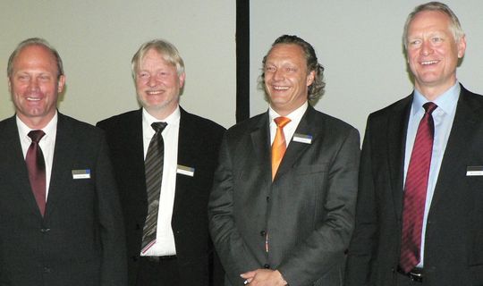 Freuen sich über den Zusammenschluss ihrer Unternehmen: (v.l.n.r.) Dr. Peter Völker, Vorstand R. Stahl, Joachim Schuster, Geschäftsführer R. Stahl HMI Systems, Frank Kellershohn, Inhaber Screen-Tec, Martin Schomaker, Vorstandsvorsitzender R. Stahl. Bild: Kluger Freuen sich über den Zusammenschluss ihrer Unternehmen: (v.l.n.r.) Dr. Peter Völker, Vorstand R. Stahl, Joachim Schuster, Geschäftsführer R. Stahl HMI Systems, Frank Kellershohn, Inhaber Screen-Tec, Martin Schomaker, Vorstandsvorsitzender R. Stahl. Bild: Kluger