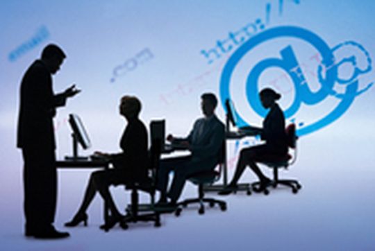 Sicherheitsbewusstsein: Jeder IT-Anwender sollte wissen, welche Gefahren innerhalb und außerhalb des Unternehmens lauern. Sicherheitsbewusstsein: Jeder IT-Anwender sollte wissen, welche Gefahren innerhalb und außerhalb des Unternehmens lauern.