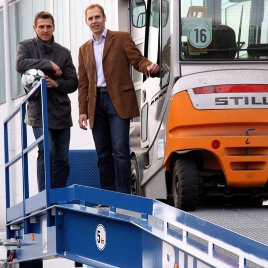 Bei der Auslieferung und Übergabe der mobilen Verladerampe an einen Schweißgranulat-Hersteller wurde Butt-Vertriebsleiter Henning Butt durch seinen Bruder, den Bayern-München-Keeper Hans Jörg Butt, unterstützt. Bild: Butt Verladerampen Bei der Auslieferung und Übergabe der mobilen Verladerampe an einen Schweißgranulat-Hersteller wurde Butt-Vertriebsleiter Henning Butt durch seinen Bruder, den Bayern-München-Keeper Hans Jörg Butt, unterstützt. Bild: Butt Verladerampen