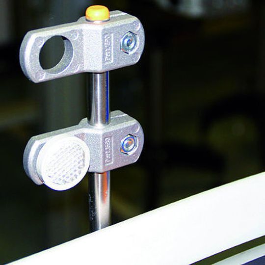 Bild 1: Die Bett-Sistemi-Baukästen umfassen auch flexibel justierbare, robuste Montagehalter für Lichtschranken-Sensoren aus massivem Metall. Bild: Bett Sistemi Bild 1: Die Bett-Sistemi-Baukästen umfassen auch flexibel justierbare, robuste Montagehalter für Lichtschranken-Sensoren aus massivem Metall. Bild: Bett Sistemi