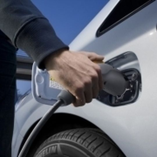 Stecker rein: Der Prius lässt sich jetzt auch an der Steckdose laden. Stecker rein: Der Prius lässt sich jetzt auch an der Steckdose laden.