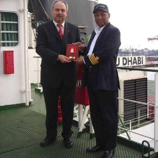 Bengt van Beuningen (links), Hafen Hamburg Marketing e.V., überreicht dem Kapitän der Abu Dhabi, Sajid Mohammad Hussain, das Admiralitätswappen des Hamburger Hafens. Bild: HHM Bengt van Beuningen (links), Hafen Hamburg Marketing e.V., überreicht dem Kapitän der Abu Dhabi, Sajid Mohammad Hussain, das Admiralitätswappen des Hamburger Hafens. Bild: HHM
