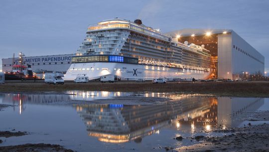 Celebrity ECLIPSE: Die „Celebrity Eclipse“ aus dem Hause der US-Reederei Celebrity Cruises folgt der „Celebrity Solstice“ (Jungfernfahrt November 2008) und der „Celebrity Equinox“ (Jungfernfahrt Juli 2009). Wie schon ihre Vorgängerinnen kann sie vor allem bei Shopaholics punkten: auf 550 Quadratmeter dürften in insgesamt 18 Geschäften wohl kaum Wünsche offen bleiben. Bilder: Meyer Werft Celebrity ECLIPSE: Die „Celebrity Eclipse“ aus dem Hause der US-Reederei Celebrity Cruises folgt der „Celebrity Solstice“ (Jungfernfahrt November 2008) und der „Celebrity Equinox“ (Jungfernfahrt Juli 2009). Wie schon ihre Vorgängerinnen kann sie vor allem bei Shopaholics punkten: auf 550 Quadratmeter dürften in insgesamt 18 Geschäften wohl kaum Wünsche offen bleiben. Bilder: Meyer Werft