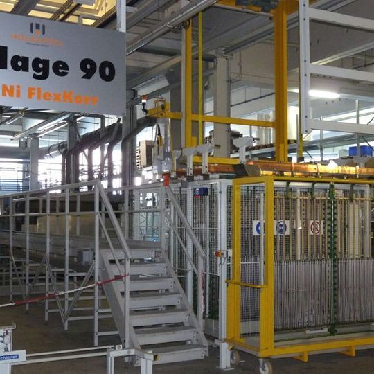 Die Beschichtungsanlage wurde für die Zink-Nickel-Beschichtung von Großteilen umgerüstet. Bild: Holzapfel Die Beschichtungsanlage wurde für die Zink-Nickel-Beschichtung von Großteilen umgerüstet. Bild: Holzapfel