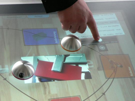 SoftRobot als objektorientierte Prgrammiersprache bietet die Möglichkeit graphischer Methoden zum einfachen und intuitiven Beschreiben von Aufgaben auf Touch-Bildschirmen Bilder: Kluger SoftRobot als objektorientierte Prgrammiersprache bietet die Möglichkeit graphischer Methoden zum einfachen und intuitiven Beschreiben von Aufgaben auf Touch-Bildschirmen Bilder: Kluger