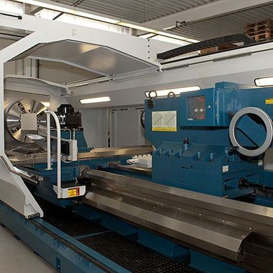 Schwerer Brummer für große Drehaufgaben bei der Romi-Jubiläumsfeier: Die Horizontaldrehmaschinen der Romi-C/H-Baureihe sind mit 840D SL Steuerungen von Siemens und Shop-Turn-Software ausgestattet. Schwerer Brummer für große Drehaufgaben bei der Romi-Jubiläumsfeier: Die Horizontaldrehmaschinen der Romi-C/H-Baureihe sind mit 840D SL Steuerungen von Siemens und Shop-Turn-Software ausgestattet.