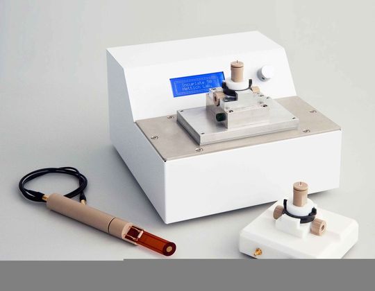 Die QCM-Messzelle von C3 eignet sich für elektrochemische Messungen in Lösungen und bei hohen Dämpfungen. Die QCM-Messzelle von C3 eignet sich für elektrochemische Messungen in Lösungen und bei hohen Dämpfungen.