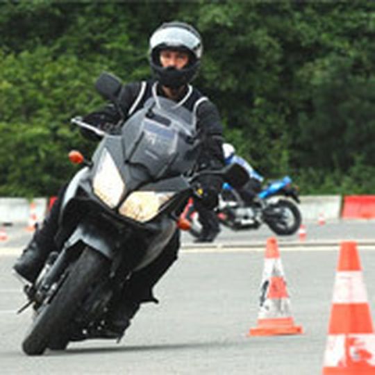 Die richtige Kurventechnik will gelernt sein. Suzuki zeigt, wie‘s geht. Die richtige Kurventechnik will gelernt sein. Suzuki zeigt, wie‘s geht.