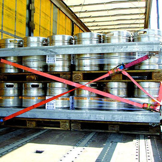 Die Einstecklatten und die Sperrbalken mit den Gurtdiagonalen sorgen beim Ladungssicherungssystem Truxafe für eine deutliche Erhöhung der Seitenwandfestigkeit im Vergleich zu herkömmlichen Aluminium-Einstecklatten. Bild: Spanset Die Einstecklatten und die Sperrbalken mit den Gurtdiagonalen sorgen beim Ladungssicherungssystem Truxafe für eine deutliche Erhöhung der Seitenwandfestigkeit im Vergleich zu herkömmlichen Aluminium-Einstecklatten. Bild: Spanset