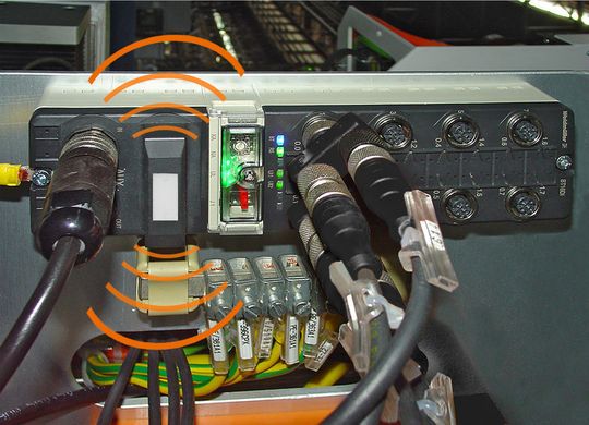 Modulare Konzepte für Wireless im Anlagen- und Maschinenbau ermöglichen kosteneffiziente Lösungen, so beim Retrofit von Robotern Modulare Konzepte für Wireless im Anlagen- und Maschinenbau ermöglichen kosteneffiziente Lösungen, so beim Retrofit von Robotern