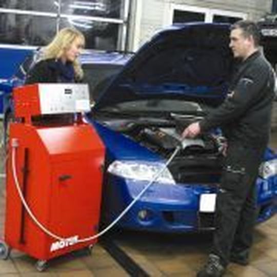 Neukunden bei Franks Autowelt lassen sich gerne die Funktion und Wirkungsweise des Motul-MRG-Systems mit der kombinierten Motor- und Kaftstoffreinigung an ihrem Fahrzeug demonstrieren. Neukunden bei Franks Autowelt lassen sich gerne die Funktion und Wirkungsweise des Motul-MRG-Systems mit der kombinierten Motor- und Kaftstoffreinigung an ihrem Fahrzeug demonstrieren.