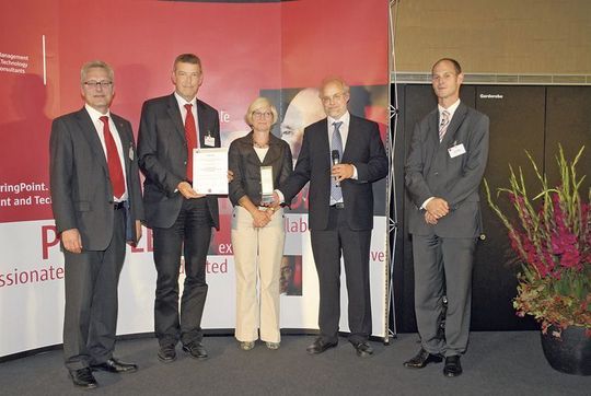 Ulf Owesen, Bernt Wollesen (Schleswig-Holstein), Dr. Ursula Dankert und Jörn Riedel (Hamburg) sowie Jon Abele (BearingPoint) Ulf Owesen, Bernt Wollesen (Schleswig-Holstein), Dr. Ursula Dankert und Jörn Riedel (Hamburg) sowie Jon Abele (BearingPoint)