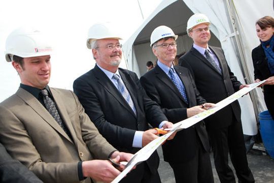 Symbolische Eröffnung: von links Dieter Soens, technischer Direktor Ijsfabriek Strombeek, Marc Van Peel, Beigeordneter des Bürgermeisters Hafen von Antwerpen, Stefan Messer, Chief Executive Officer Messer Group GmbH, und Jan Desmeth, Managing Director Messer Benelux. (Bild: Messer)
