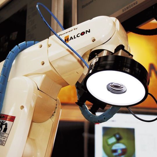 Mit 3D-Vision-Bildverarbeitungssoftware kann ein Industrieroboter die Raumlage von Objekten mit nur einer Kamera erkennen. Bild: MVTec Mit 3D-Vision-Bildverarbeitungssoftware kann ein Industrieroboter die Raumlage von Objekten mit nur einer Kamera erkennen. Bild: MVTec
