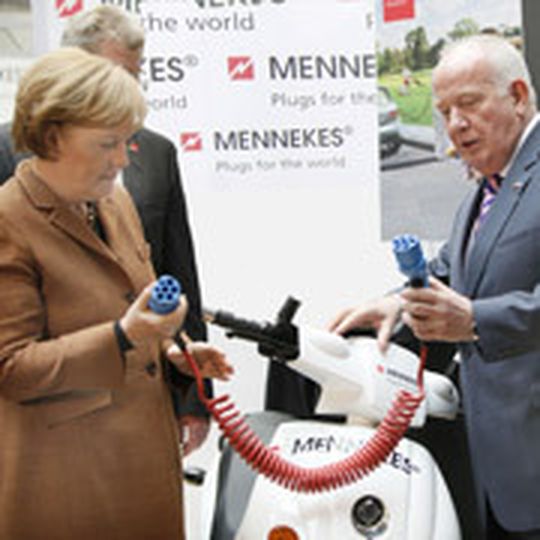 Bundeskanzlerin Angela Merkel, Fan und Förderer der E-Mobilität, lässt sich auf der Hannover Messe Industrie von Walter Mennekes die Ladestationen der Zukunft zeigen. Bundeskanzlerin Angela Merkel, Fan und Förderer der E-Mobilität, lässt sich auf der Hannover Messe Industrie von Walter Mennekes die Ladestationen der Zukunft zeigen.