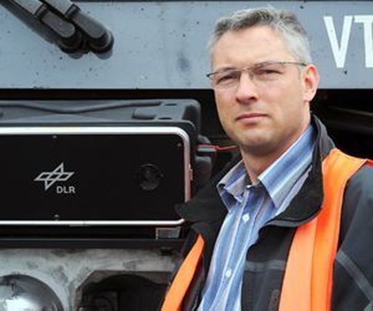 Prof. Dr. Thomas Strang, RCAS-Projektleiter beim DLR: „Stellt das System einen drohenden Zusammenstoß fest, warnt es den Triebfahrzeugführer und unterstützt ihn mit Lösungsmöglichkeiten“, Prof. Dr. Thomas Strang, RCAS-Projektleiter beim DLR: „Stellt das System einen drohenden Zusammenstoß fest, warnt es den Triebfahrzeugführer und unterstützt ihn mit Lösungsmöglichkeiten“,