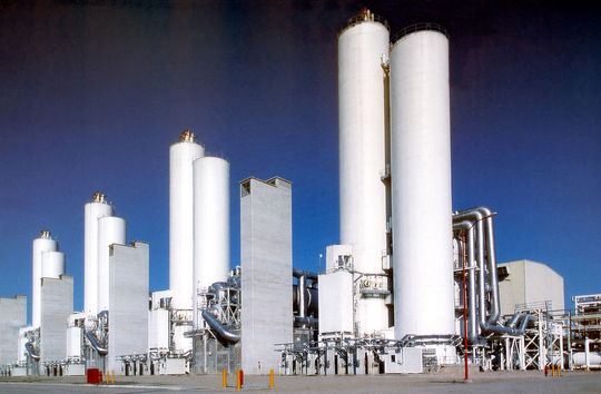 Linde ist im internationalen Anlagenbau erfolgreich und hat bereits einige Luftzerlegungsanlagen geplant und gebaut, z.B. die LZA In Cantarell/Mexico, die Stickstoff für die Ölgewinnung der Cantarell-Ölfelder liefert. (Bild: Linde)