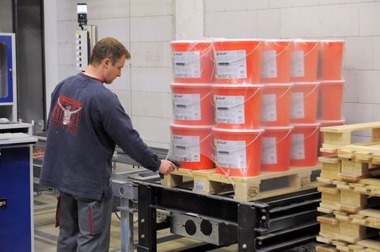 Viastore hat SAP-Kommissionierdialoge entwickelt, damit die Paletten per Tastendruck oder Scan abgerufen werden können, ohne sich durch Menübäume klicken zu müssen. Bild: Viastore Viastore hat SAP-Kommissionierdialoge entwickelt, damit die Paletten per Tastendruck oder Scan abgerufen werden können, ohne sich durch Menübäume klicken zu müssen. Bild: Viastore
