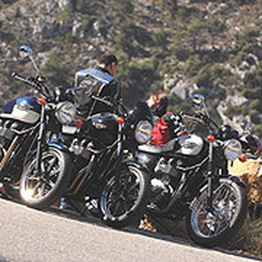 Auch Triumph – im Bild eine Gruppe Bonneville-Fahrer – musste in der laufenden Saison bislang einen Rückgang von 10,8 Prozent hinnehmen. Von den Top Ten-Marken konnten bislang nur BMW (plus 21,74 Prozent), Ducati (plus 1,50 Prozent) und Kawasaki (plus 0,04 Prozent) zulegen. Auch Triumph – im Bild eine Gruppe Bonneville-Fahrer – musste in der laufenden Saison bislang einen Rückgang von 10,8 Prozent hinnehmen. Von den Top Ten-Marken konnten bislang nur BMW (plus 21,74 Prozent), Ducati (plus 1,50 Prozent) und Kawasaki (plus 0,04 Prozent) zulegen.