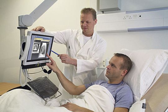 Infotainment-Lösungen von Phillips bieten den Patienten vielfältige Entertainmentoptionen sowie verständliche Informationen und Einsicht in die Krankenakte Infotainment-Lösungen von Phillips bieten den Patienten vielfältige Entertainmentoptionen sowie verständliche Informationen und Einsicht in die Krankenakte