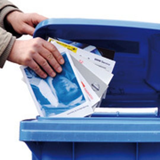 Ab in die Tonne: Bei immer mehr Fahrzeugherstellern und Importeuren sind die Tage klassischer Servicehefte gezählt. Elektronische Datenbanksysteme ersetzen hier gedrucktes Papier auf das bisher jedermann Zugriff hatte. Ab in die Tonne: Bei immer mehr Fahrzeugherstellern und Importeuren sind die Tage klassischer Servicehefte gezählt. Elektronische Datenbanksysteme ersetzen hier gedrucktes Papier auf das bisher jedermann Zugriff hatte.