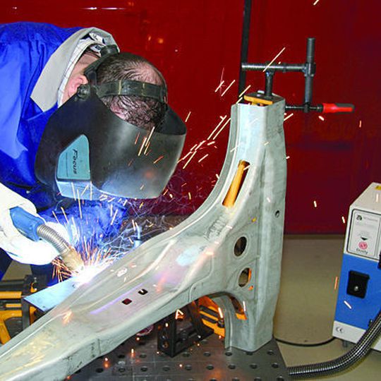 Bild 1: Durch den Einsatz eines mobilen Absauggerätes kann der Schweißer die Arbeitsorte schnell und flexibel wechseln. Bild: TBI Bild 1: Durch den Einsatz eines mobilen Absauggerätes kann der Schweißer die Arbeitsorte schnell und flexibel wechseln. Bild: TBI