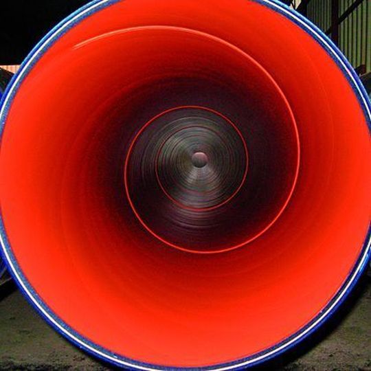 Bild 1: Die Förderung von Öl und Gas mit hohem Schwefelwasserstoff- und Kohlenstoffdioxidanteil erfordert Rohrstähle mit extremer Korrosionsbeständigkeit. Bild: Thyssen-Krupp Steel Bild 1: Die Förderung von Öl und Gas mit hohem Schwefelwasserstoff- und Kohlenstoffdioxidanteil erfordert Rohrstähle mit extremer Korrosionsbeständigkeit. Bild: Thyssen-Krupp Steel