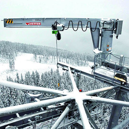 Helfer in der Not: Im kanadischen Wintersportgebiet um Whistler Mountain und Blackcomb Mountain werden vier Säulenschwenkkrane für die Bergung von havarierten Gondeln eingesetzt. Bild: Vetter Krantechnik Helfer in der Not: Im kanadischen Wintersportgebiet um Whistler Mountain und Blackcomb Mountain werden vier Säulenschwenkkrane für die Bergung von havarierten Gondeln eingesetzt. Bild: Vetter Krantechnik