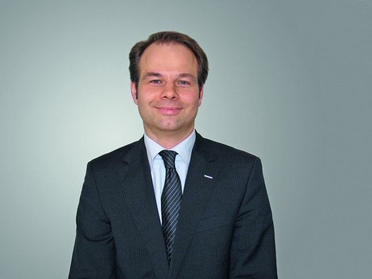 „Eine CO2-neutrale Energiegewinnung zur nachhaltigen Erzeugung von Wasserstoff als Reaktionspartner des CO2 ist für eine stoffliche Nutzung von CO2 bedeutend.“ Dr. Marvin Estenfelder, Leiter der weltweiten Forschung des Geschäftsbereichs Katalysatoren-Technologie bei Süd-Chemie. (Bild: Süd-Chemie) „Eine CO2-neutrale Energiegewinnung zur nachhaltigen Erzeugung von Wasserstoff als Reaktionspartner des CO2 ist für eine stoffliche Nutzung von CO2 bedeutend.“ Dr. Marvin Estenfelder, Leiter der weltweiten Forschung des Geschäftsbereichs Katalysatoren-Technologie bei Süd-Chemie. (Bild: Süd-Chemie)