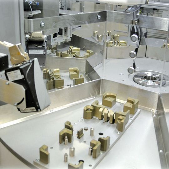 Bei der CNCell handelt sich dabei um eine platzsparende Fertigungszelle mit CNC, die diverse Anwendungen automatisiert. Bild: Scheugenpflug Bei der CNCell handelt sich dabei um eine platzsparende Fertigungszelle mit CNC, die diverse Anwendungen automatisiert. Bild: Scheugenpflug