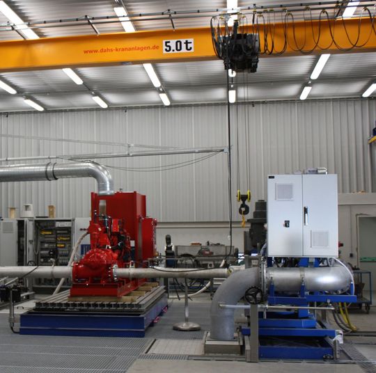 Mit dem neuen Prüfstand ist Grundfos in der Lage, Pumpen und Pumpensysteme mit einem Förderstrom bis 2000 m³/h und einer Förderhöhe bis 400 m zu prüfen.